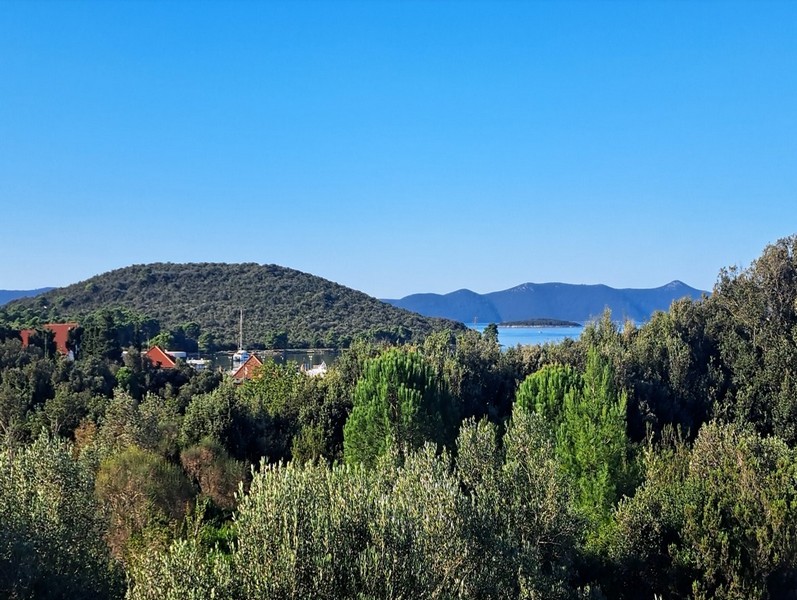 Tengerre néző kilátás a H3502 ház felső erkélyéről Ugljanban, Horvátországban.