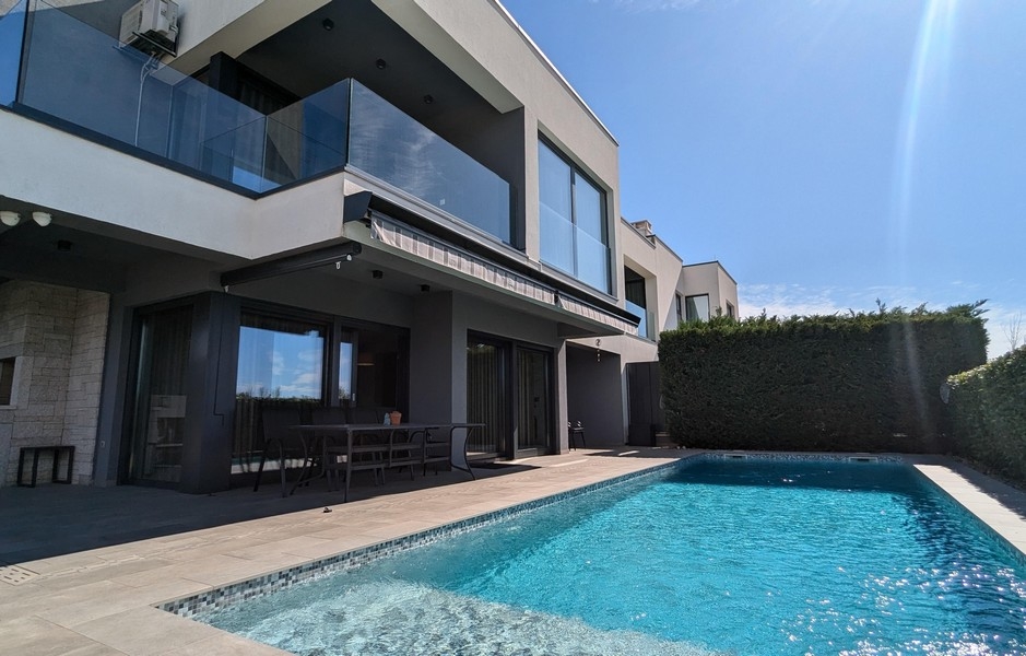Ingatlan Isztria - luxus villa medencével eladó.