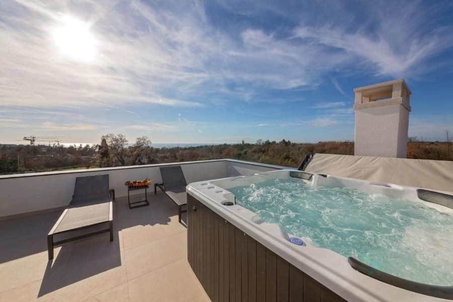 Tetőterasz pezsgőfürdővel és tengerre néző kilátással a H3503 villa Isztria területén eladó.