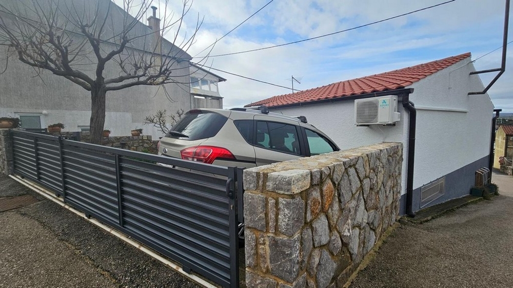 A H3518-as ingatlan parkolója Punatban, Horvátországban - Panoráma cserkészet.