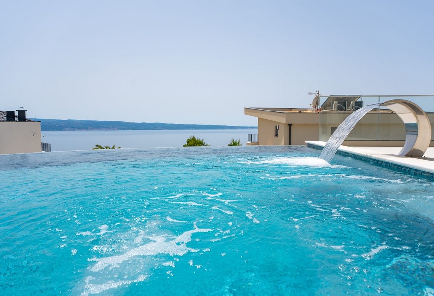 Vásároljon egy feszített víztükrű medencés villát Horvátországban - Panorama Scouting H3525.