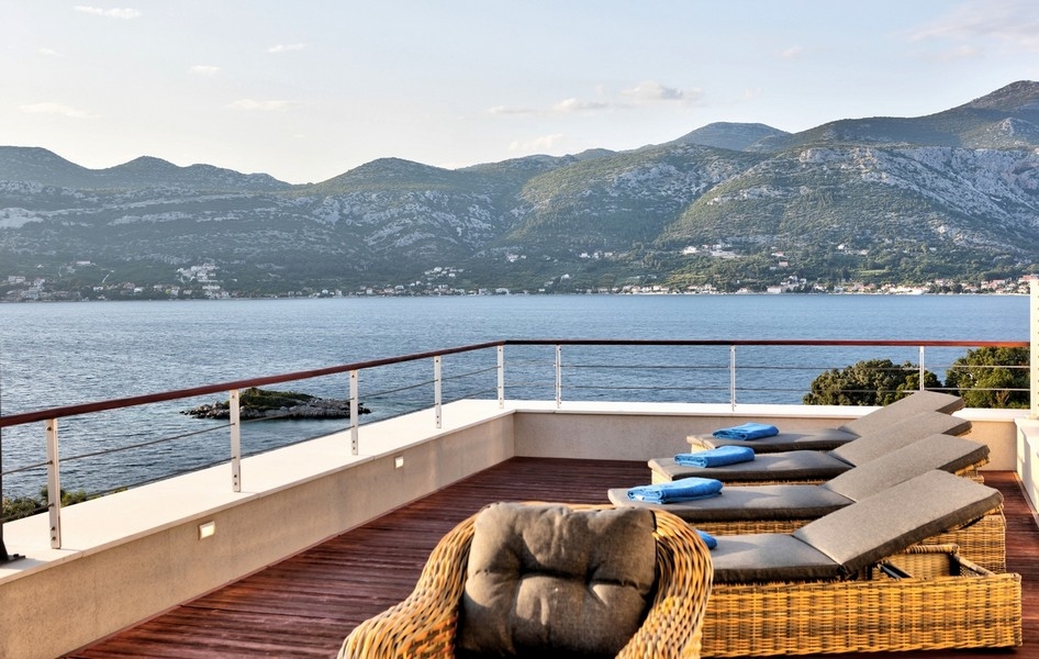 Tengerre néző kilátás a Villa H3532 tetőteraszáról Korcula közelében, Dalmáciában.