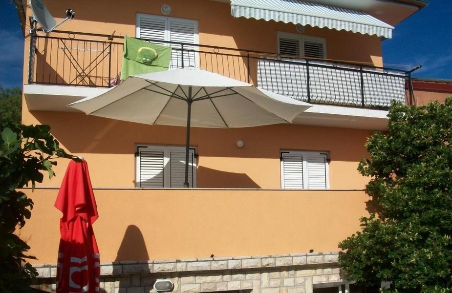 Ikerház erkéllyel és napernyőkkel Zenggben