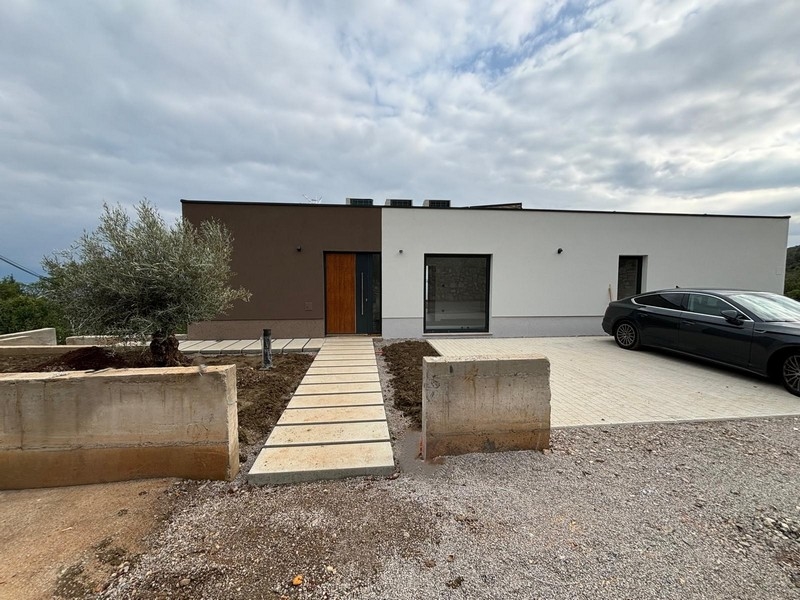 A H3539 ingatlan bejárati területe és kilátás a parkolóhelyekre.