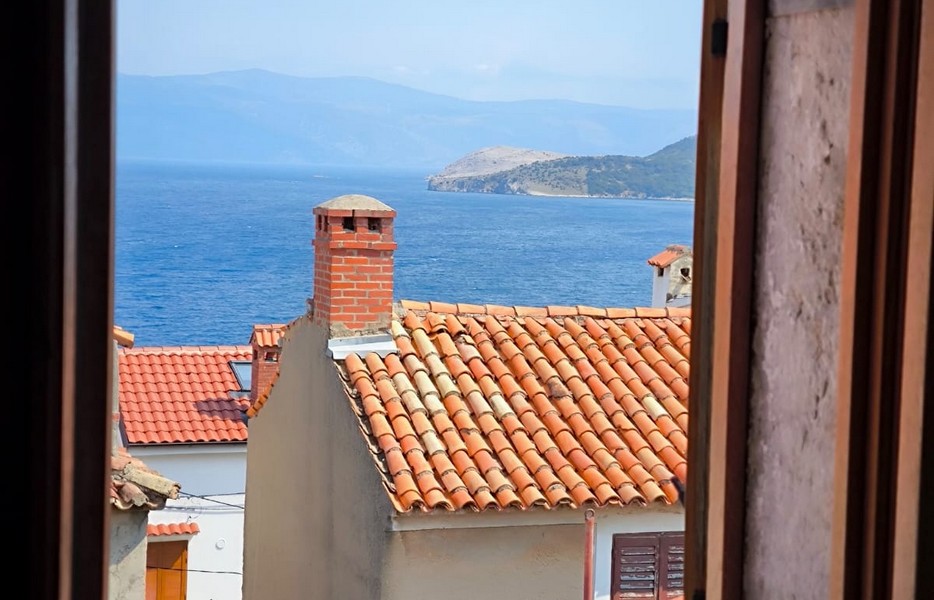 Tengerre néző H3542 házból, amely eladó Vrbnikben, Krk szigetén.