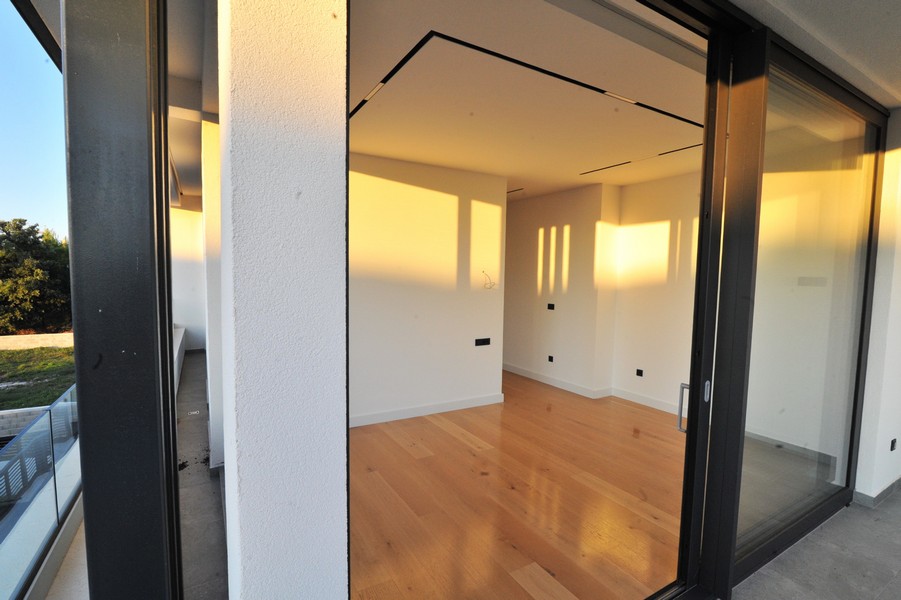 Tágas belső tér modern kandallóval