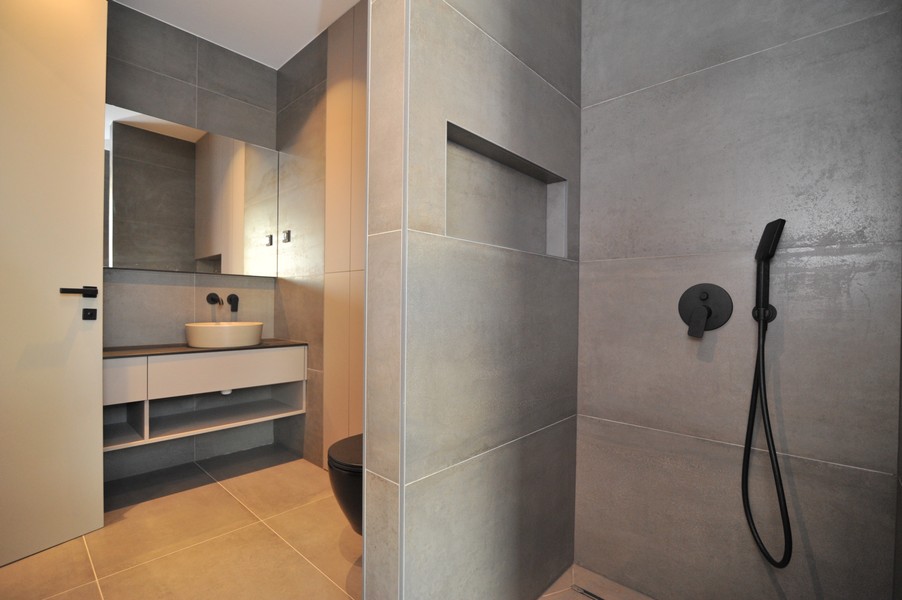 Fürdőszoba elegáns zuhanyzóval