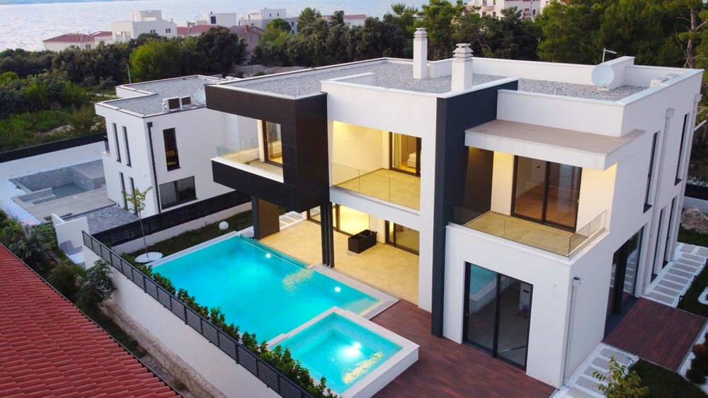 A villa külső nézete medencével