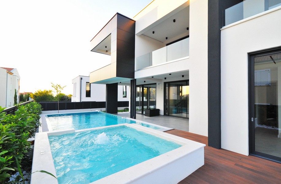 Luxus villa medencével a tenger közelében eladó - Panoráma cserkészet.