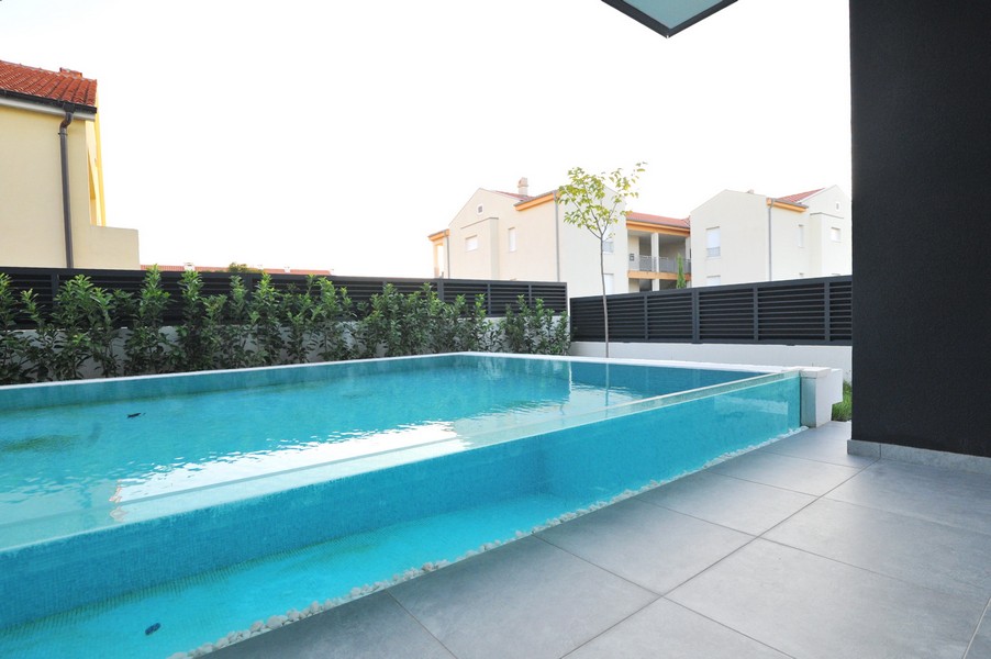 Úszómedence modern dizájnnal