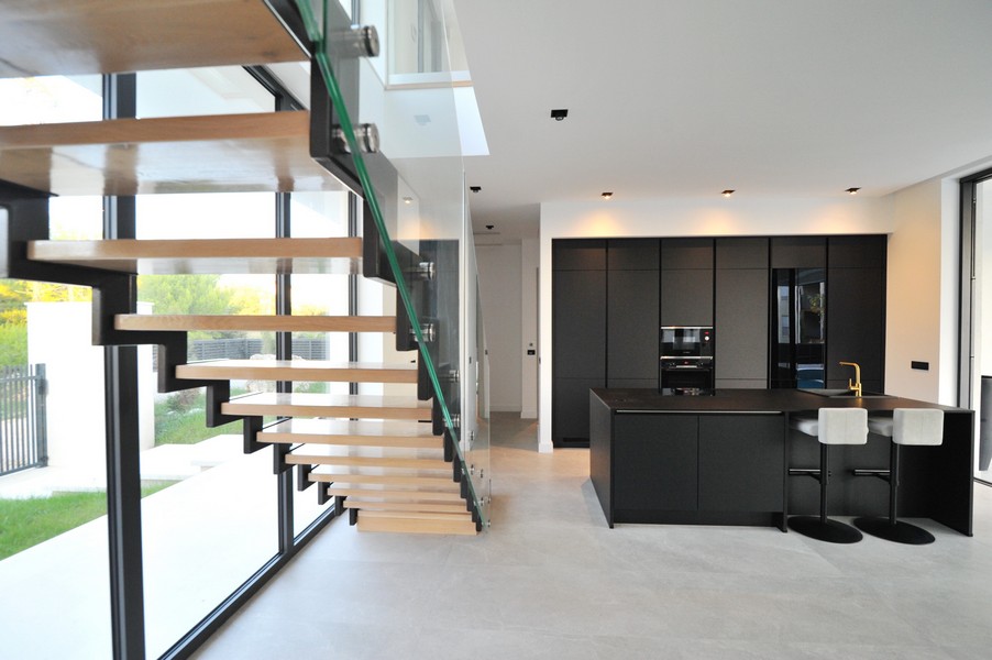 Lépcső és konyha modern stílusban