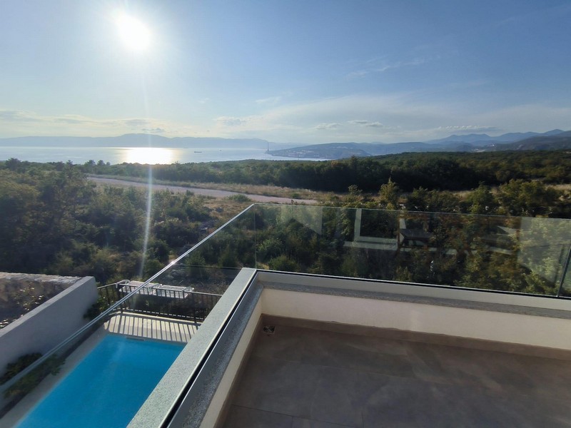 Tengerre néző ház H3546, amely eladó a horvátországi Crikvenica melletti Smrikában.