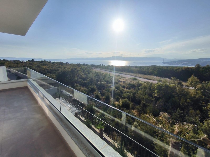 Világos étkező modern konyhával és fapadlóval