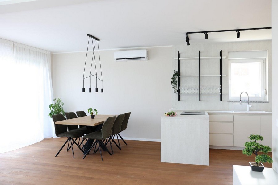 Nappali TV-fallal és lépcsőkkel az emeletre