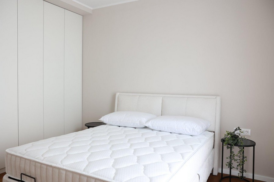 Hálószoba TV-vel, íróasztallal és nagy ablakokkal