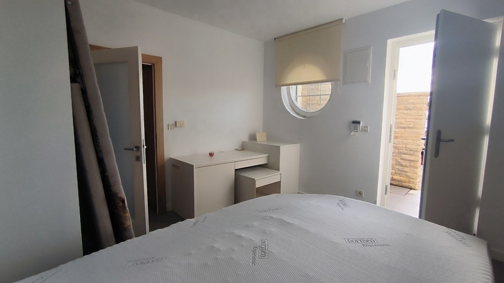 Világos hálószoba kijárattal a teraszra