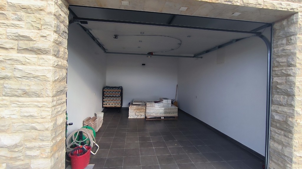 Garázs kőburkolattal és csempézett padlóval