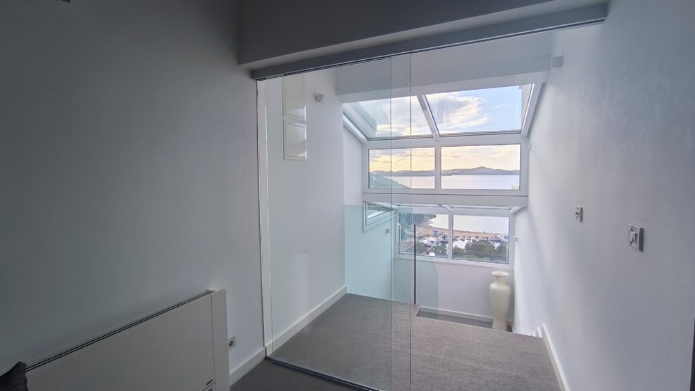 Folyosó, gyönyörű kilátással a tengerre a horvátországi H3548 ingatlan üvegfalain keresztül.