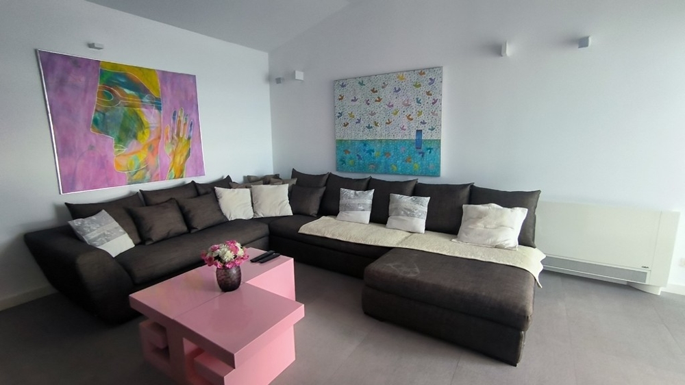 Modern berendezésű nappali nagy sarokkanapéval