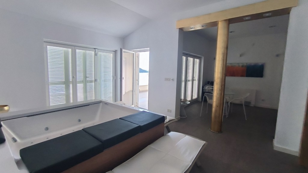 Nappali pezsgőfürdővel és kijárattal a teraszra