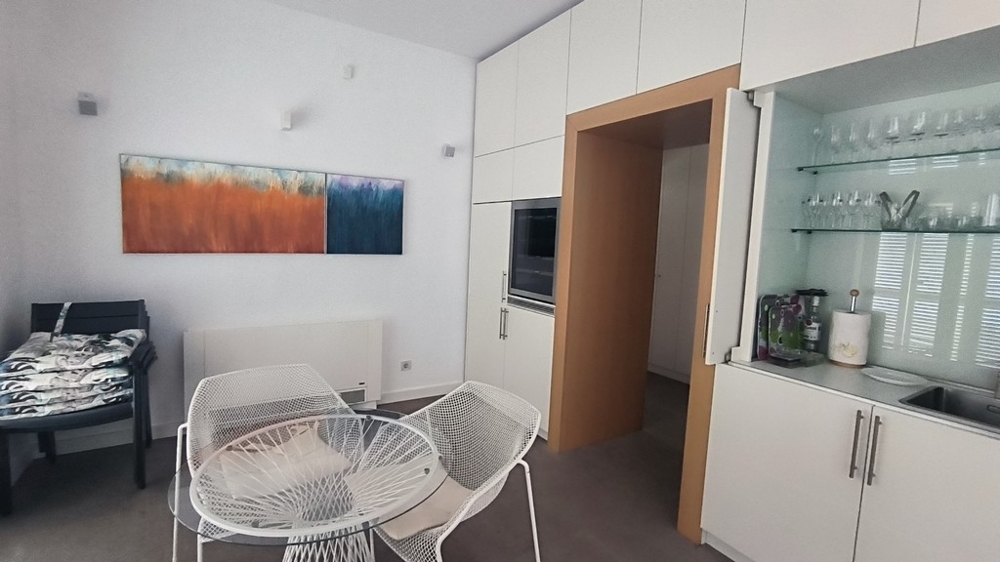 Üvegfallal és modern bútorokkal berendezett étkező