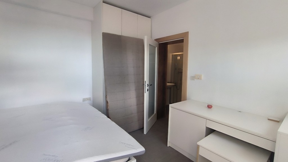 Hálószoba íróasztallal és közvetlen hozzáféréssel a fürdőszobához