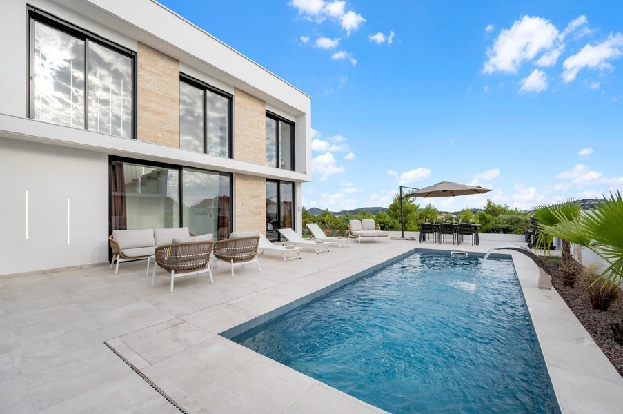 Vásároljon villát Horvátországban - H3551 ingatlan Tribunjban, Dalmáciában.