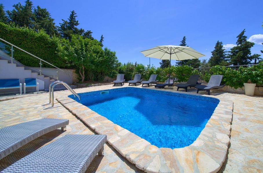 A horvátországi Novi Vinodolskiban eladó H3553 ikerház úszómedencéje.