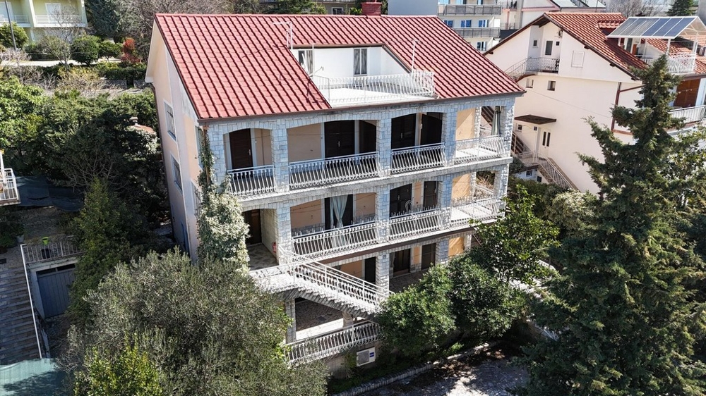 Erkélyes, vörös tetős apartmanház Crikvenicában