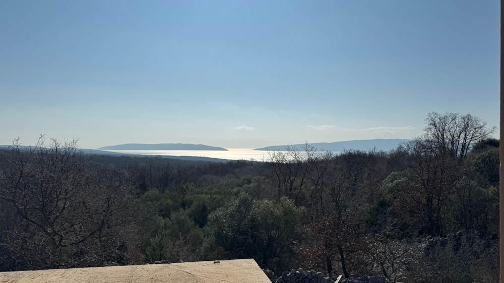 Tengerre néző kilátás a H3555 kagylóról Krk szigetén Horvátországban.