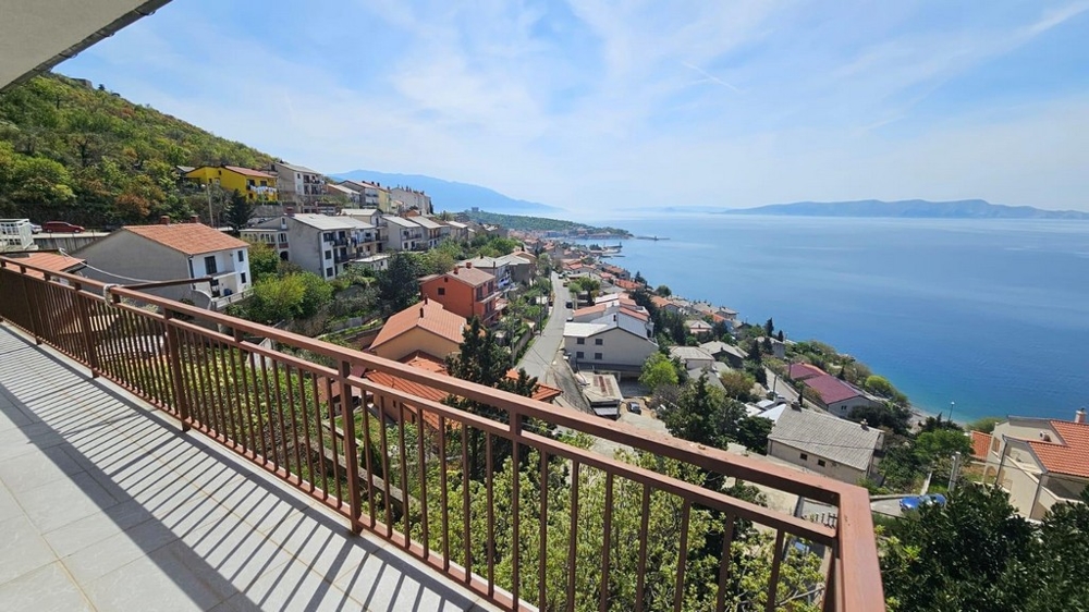A H3560 ingatlan erkélye Senjben, a Kvarner-öbölben.