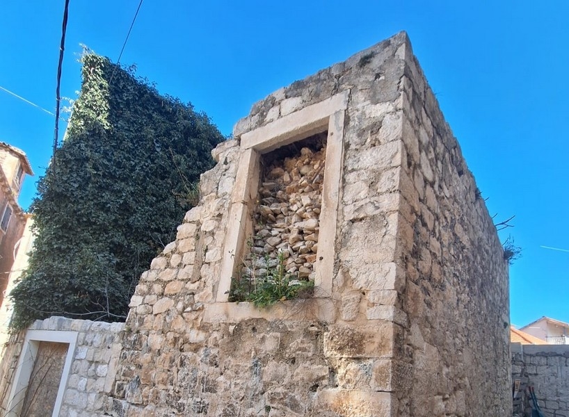 Vásároljon kőházat felújításra Trogirban, Dalmáciában.