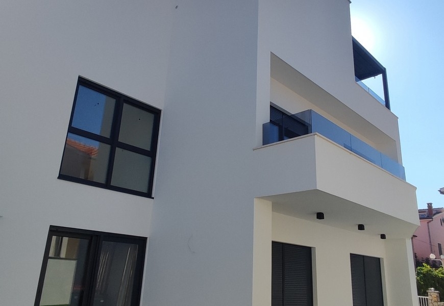 A H3568 ingatlan terasza Srimában, Horvátországban.