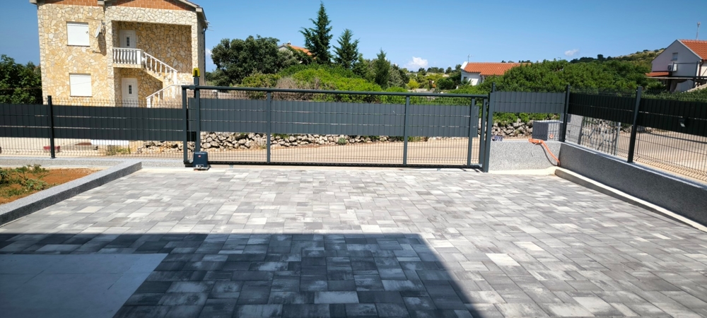 Biztonságos kültéri parkolóhely a H3574 ingatlannál.