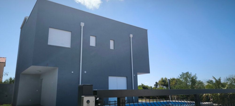 Új villa kilátással a medencére és a tengerre.