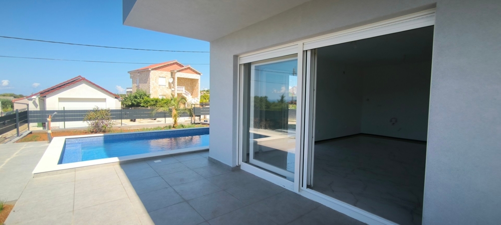 Úszómedence a földszinti teraszon.