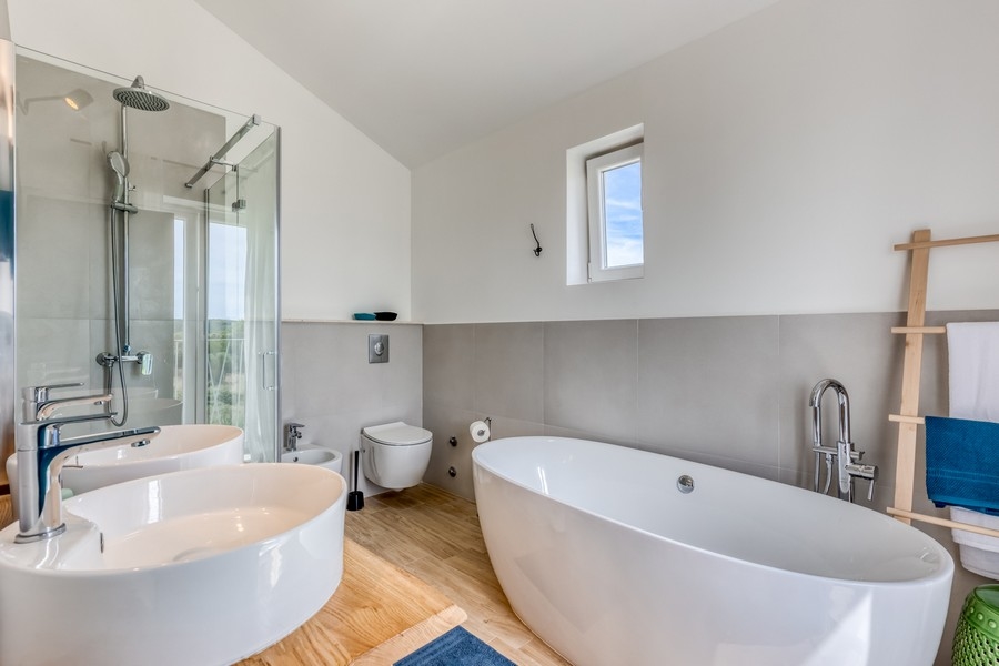 Modern fürdőszoba szabadon álló káddal