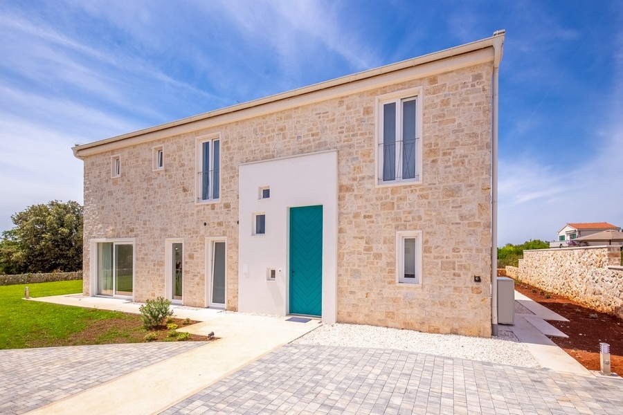 A villa bejárati része feltűnő bejárati ajtóval