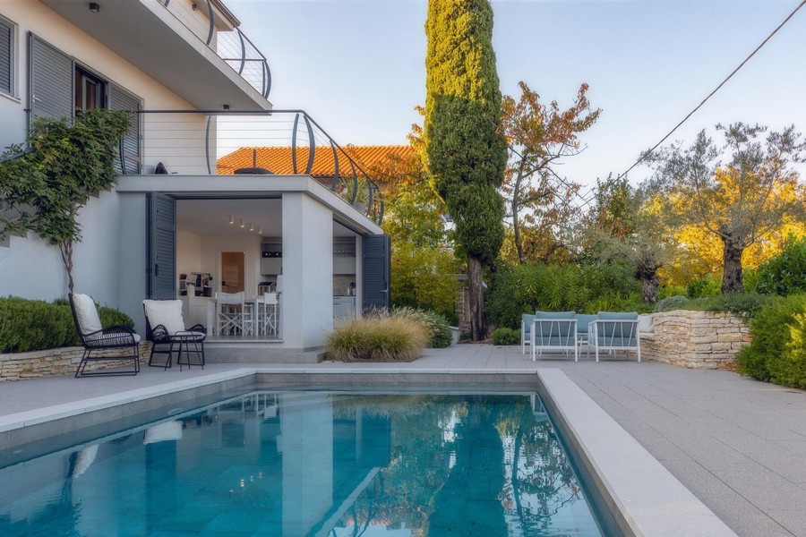 A H3591-es ingatlan úszómedencéje a horvátországi Krk-szigeten.