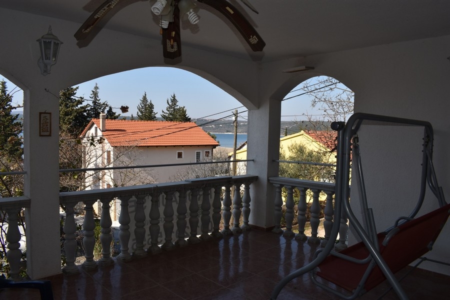 Fedett terasz tengerre néző kilátással