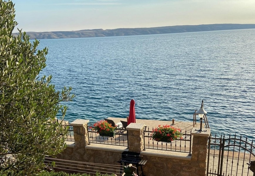 Privát hozzáférés a tengerhez napernyőkkel