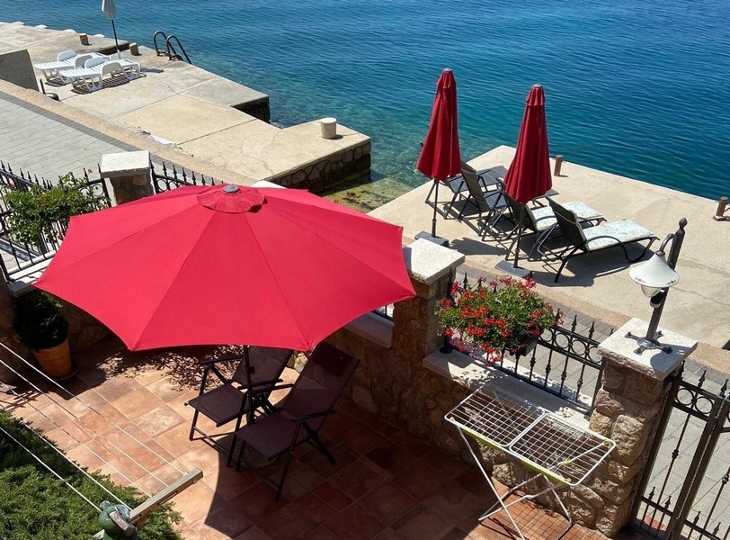 Napozóterasz közvetlenül a víz mellett