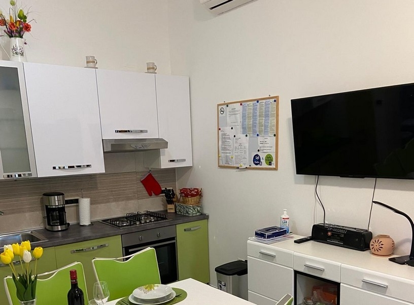 Konyha étkezővel és televízióval