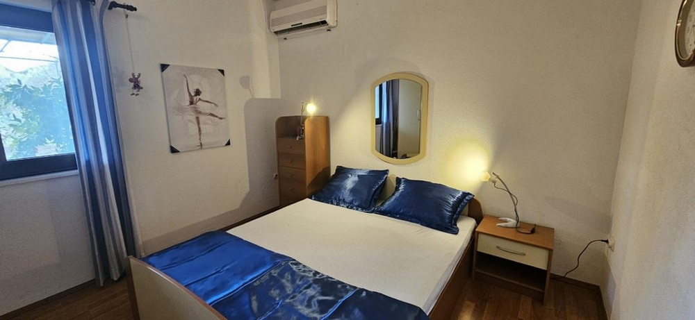 Hálószoba franciaággyal és légkondicionálóval