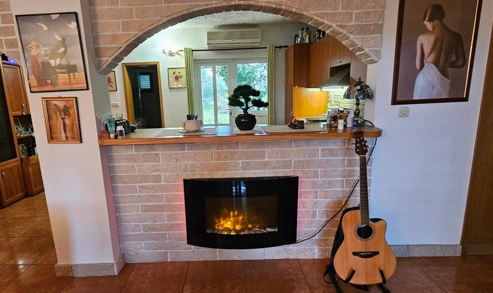 Kandalló gitárral és falfestményekkel