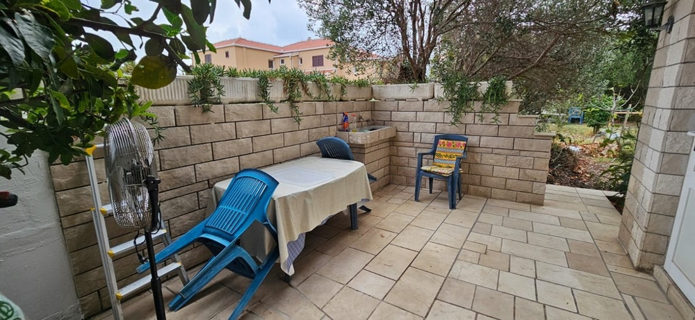 Terasz ülőhellyel és kilátással a kertre