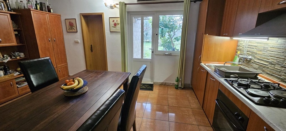 Konyha étkezővel és kertkapcsolattal