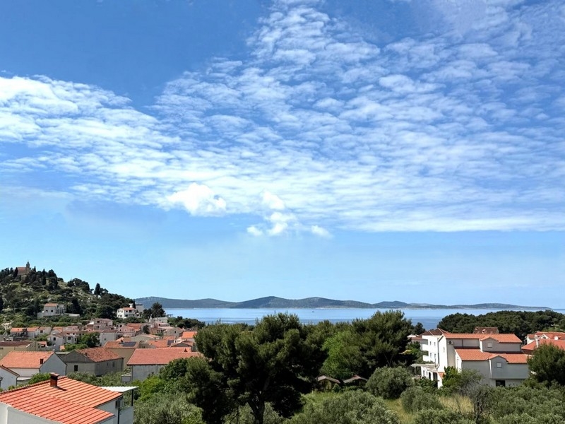 Sibenik melletti Tribunjban H3604 ikerház eladó.