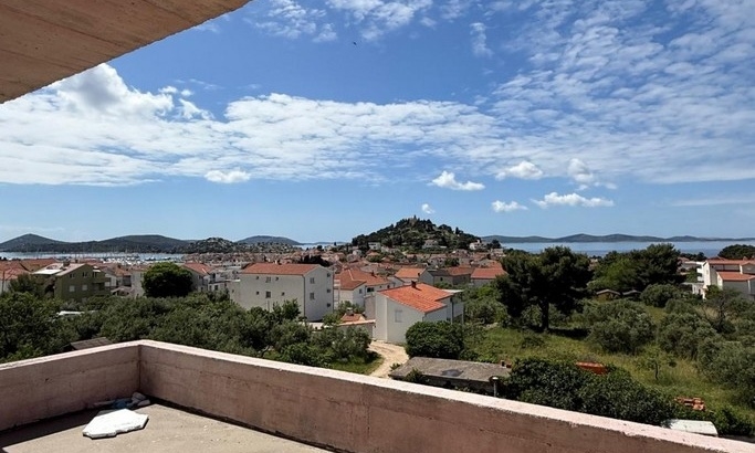 Tengerre néző ház H3604, eladásra kínált Tribunjban, Horvátországban.