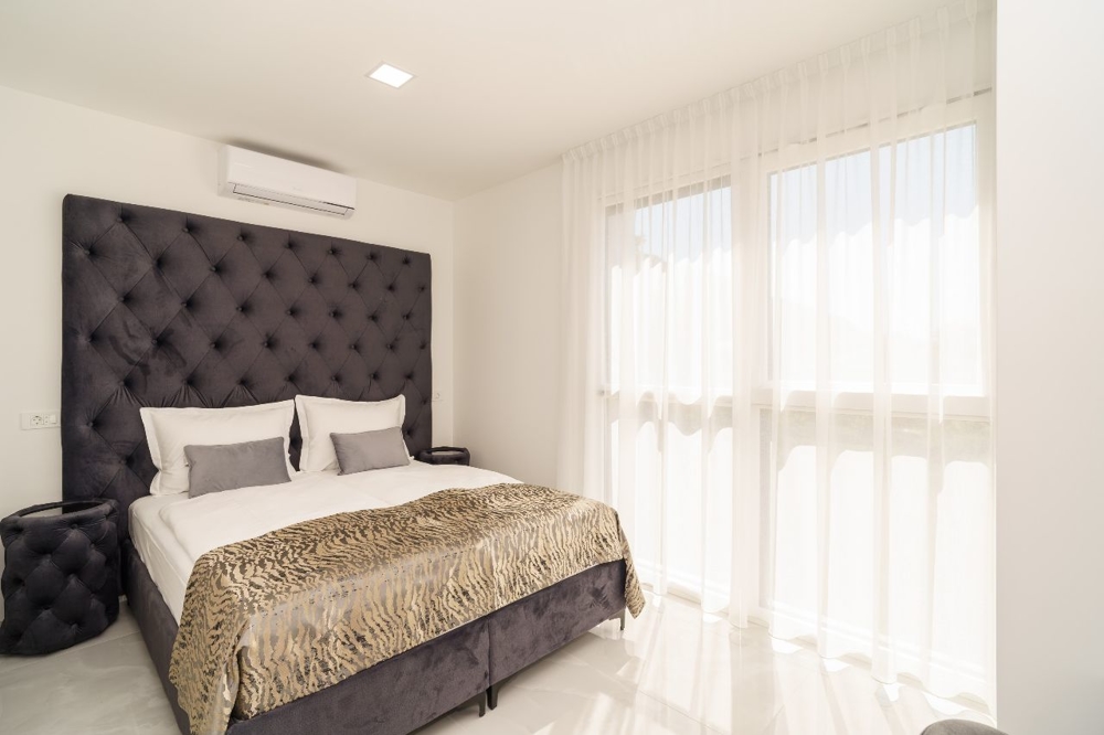 Tükör és íróasztal a hálószobában